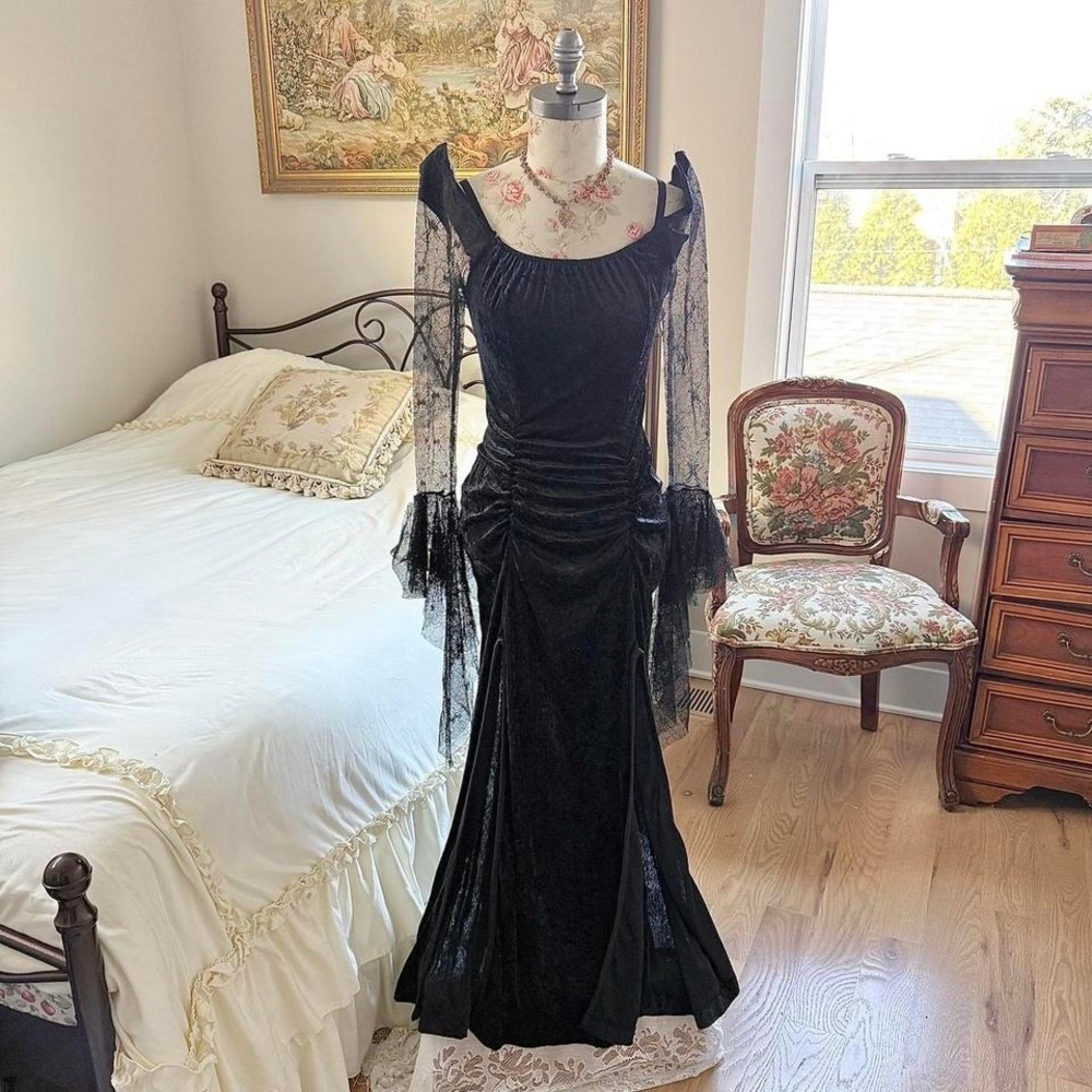 black floor length dress Rubies one size fits like a medium‎ - vintage costume